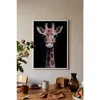 WallXpert uramljena slika 115258, žirafa sa crvenim šarama na crnoj pozadini, 50 x 70 cm, beli ram