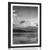 Plakat s paspartujem odsev gorskega jezera v črnobeli varianti - 40x60 silver