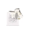 Doudou Darilni set Plišasti crkljivček medvedek s kapico 25 cm siv
