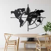 WallXpert metalni zidni ukras 5148, mapa sveta sa ružom kompasa, jelom i planinama, 98 x 75 cm, crni