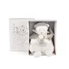 Doudou Darilni set Plišasti crkljivček medvedek s kapico siv 25 cm