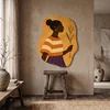 WallXpert MDF zidna slika nepravilnog oblika ART3DCNCMDL7, žena u prugastoj majici sa grančicom na žutoj pozadini, 55 x 38 cm