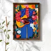 WallXpert uramljena MDF slika NAL013-70, muzičar u cvetnom džemperu svira gitaru među cvećem, sa belom mačkom, 50 x 70 cm