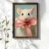 WallXpert uramljena MDF slika NAL039-70, beli miš sa roze mašnom na svetloplavoj pozadini, 50 x 70 cm