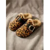 Sinsay - Mule papuče sa leopard printom i kopčom - šareno