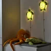 BLAVINGAD LED zidna lampa, kornjača/zelena