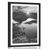 Plakat s paspartujem očarljiva gorska panorama s sončnim zahodom v črnobeli varianti - 30x45 black