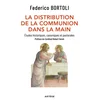 La distribution de la communion dans la main