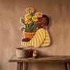 WallXpert MDF zidna slika nepravilnog oblika ART3DCNCMDL9, žena grli saksiju sa žutim cvećem, 49 x 38 cm