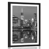 Plakat s paspartujem odsev Manhattana v vodi v črnobeli varianti - 60x90 no frame
