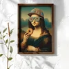 WallXpert uramljena MDF slika NAL140-46, Mona Liza sa kačketom, naočarima i krofnom, 35,5 x 47 cm