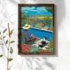 WallXpert uramljena MDF slika NAL119-70, žena sa šeširom i pas pored bazena među mediteranskim biljem, 50 x 70 cm