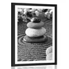 Plakat s paspartujem piramida Zen kamnov v črnobeli varianti - 40x60 no frame