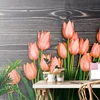 Fototapeta oranžni tulipani na leseni podlagi - 147x270