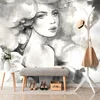 Tapeta ženski čar v črno-beli izvedbi - 245x165