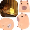 Nobo Kids MEHKA SILIKONSKA NOČNA LUČKA ZA OTROKE, NA BATERIJE, KAPIBARA, 11 CM LED