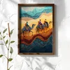WallXpert uramljena MDF slika NAL097-46, karavan kamila na šarenim slojevima peska u tirkiznim i oker tonovima, 35,5 x 47 cm