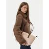 Ročna torba Tommy Hilfiger Popette East West Tote Faux Fur AW0AW19310 Svetlo bež