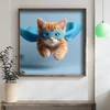 WallXpert uramljena MDF slika DOS064-33, riđe mače sa plavom maskom i plaštom superheroja u letu, 34 x 34 cm
