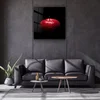 WallXpert slika na kaljenom staklu Kgls_1028, crvena jabuka sa kapima vode na crnoj pozadini, 80 x 80 cm
