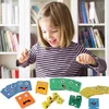 Netscroll Igra za učenje čustev iz lesa z barvnimi kartami in kockami za razvoj empatije, SmileyCards