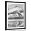 Plakat s paspartujem jezero v bližini čudovite gore v črnobeli varianti - 30x45 white