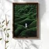 WallXpert uramljena MDF slika NAL166-70, figura u belom među zelenim brežuljcima, 50 x 70 cm