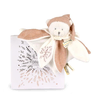Doudou Darilni set Plišasti crkljivček medvedek s kapico 25 cm roza