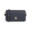 Tommy Hilfiger za ženske. AW0AW15180 TH Emblem torbica za na ramo z zavihkom v mornariški barvi (OSFA), Priložnostno, Poliuretan,