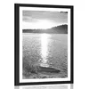 Plakat s paspartujem sončni zahod nad jezerom v črnobeli varianti - 40x60 silver