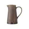 Vrč Bloomingville Latina 1,2 L bordo barva