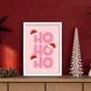 WallXpert uramljena slika 3752CHRCT-013, natpis Ho Ho Ho sa Deda Mrazovim kapama na roze pozadini, 37 x 52 cm, beli ram