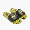 Cropp - Papuče s printom - CRNO