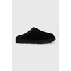 Copati iz semiša UGG M Classic Slip-on črna barva