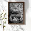 WallXpert uramljena MDF slika NAL065-70, siva mačka drži tablu sa natpisom I hate people, 50 x 70 cm