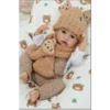 Reborn deček punčka v rjavem pletenem oblačilu z dodatki – 43 cm