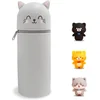 Nikcorp 2v1 šolski peresnik Kawaii Kawaii Pencil Case, mehak silikonski stoječi organizator za pisala in barvice, sivo-sivka mačji motiv, višina 19,5 cm, kovinska zadrga