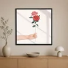 WallXpert uramljena slika na platnu Cc-K-Sy-1031, ruka drži crvenu i roze ružu na svetloj pozadini, 80 x 80 cm