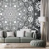 Tapeta okrasna Mandala s čipko v črnobeli barvi - 147x99