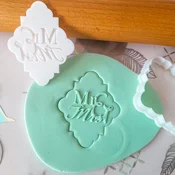 KREATIVNI SLATKIŠI Modla za kolace i ukrase Mr&Mrs reljefna, 8 cm, Bela