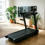 Toorx Mirage C90 TFT | 15.6” HD zaslon na dotik | 22 km/h & 4/6 HP Brushless | Prihodnost teka v vaši dnevni sobi