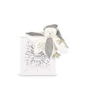 Doudou Darilni set Plišasti crkljivček medvedek s kapico 25 cm siv
