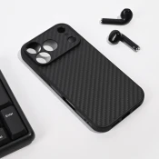 Maska za iPhone 17 Pro 63 Carbon fiber crna