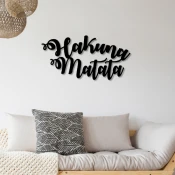 Metalna zidna dekoracija Hakuna Matata 70x35 cm crna