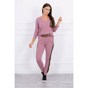 Set with a panther motif, dark pink