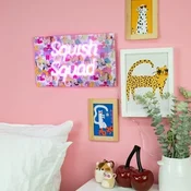 Neonska stenska lučka Squishmallows Squish Squad - neonsko rožnata