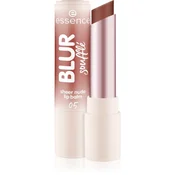 essence Blur Soufflé tonirani balzam za ustnice z mat učinkom odtenek 05 Nude Toffee 3 g
