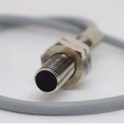 URSA Induktivni senzor M8, Tip senzorja DC PNP, Delovni in Mirovni izhod NO/NC, Oplaščen, Kabel 2m – zanesljiv enosmerni DC senzor za natančno zaznavanje kovinskih predmetov