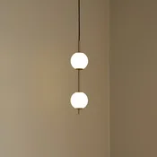 UMAGE LED viseča svetilka Audrey, barva medenine, 2-svetilna O 12 cm - Dnevna soba/jedilnica - Dizajn - medenina, opal - Kovina