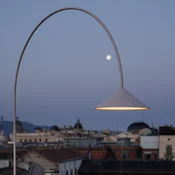 Vibia LED zunanja stoječa svetilka OUT, bež višina 242 cm IP44 2.700K - Dizajn - Aluminij